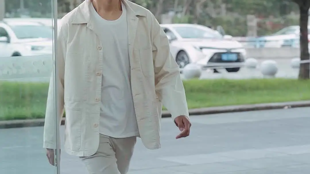 The Three of Us: When the Marble Floor Becomes a Mirror