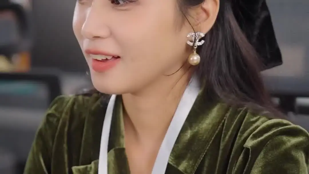 團寵千金美又颯：茶杯落地前的三秒心理戰
