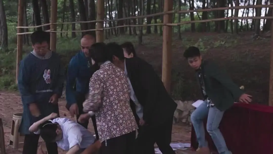 Dinero esparcido, corazones rotos