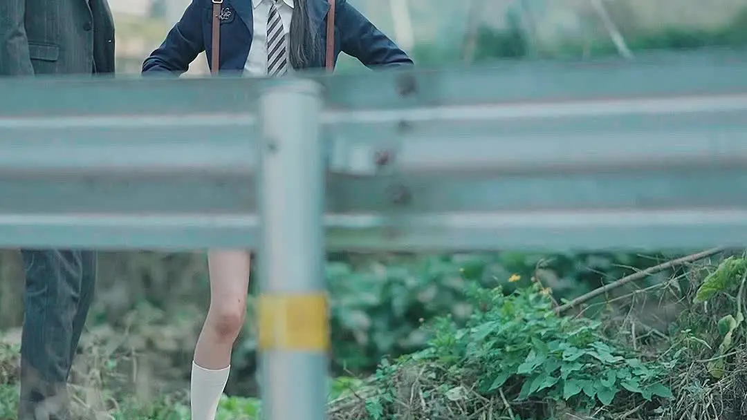 Gaya Visual & Kontras Emosi yang Sengaja Dibuat Tajam