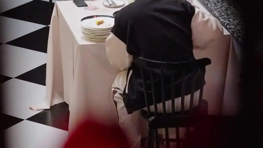 Scandals in the Spotlight: When the Waitress Knows More Than the Lovers