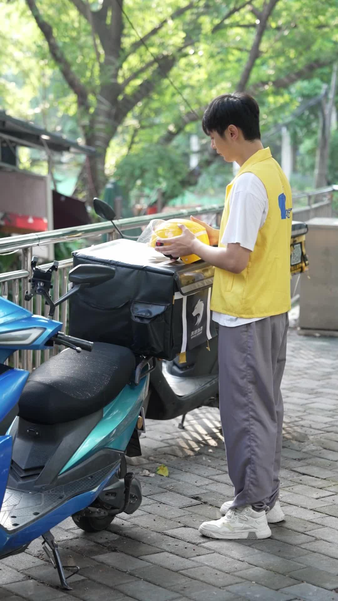 送外賣而已，美女總裁賴上我