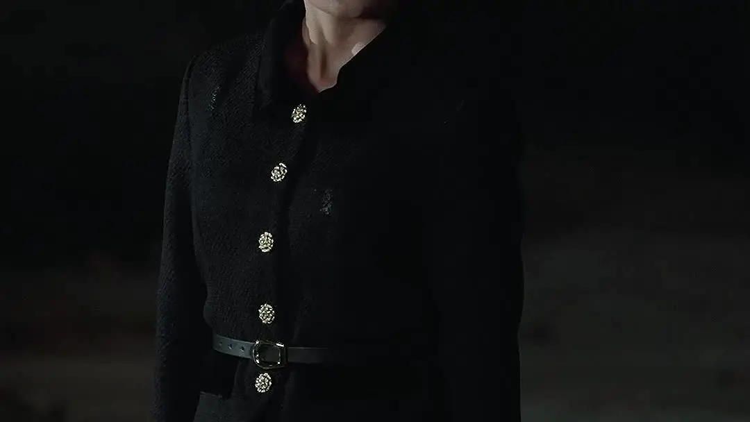 She Smiled While Falling—That’s the Real Twist