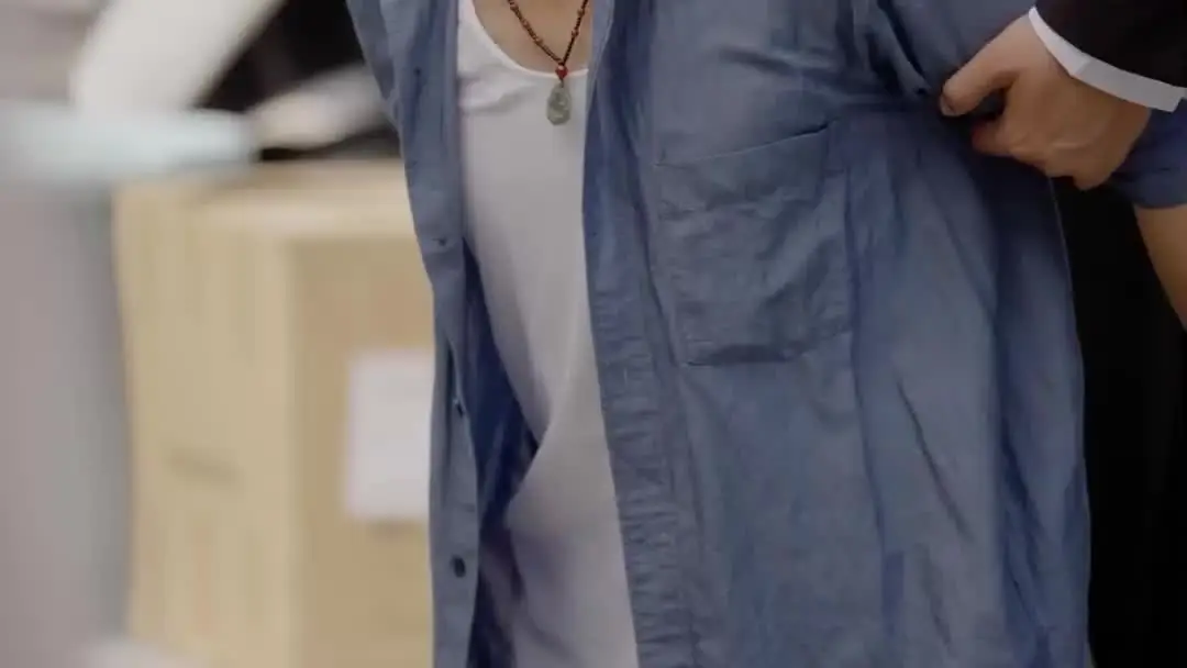 The Silent Heiress: When Pointing Fingers Becomes a Language of Power