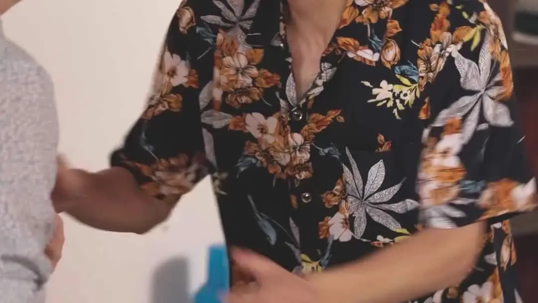 Cuando el bolso se convierte en arma en La verdadera y falsa presidenta