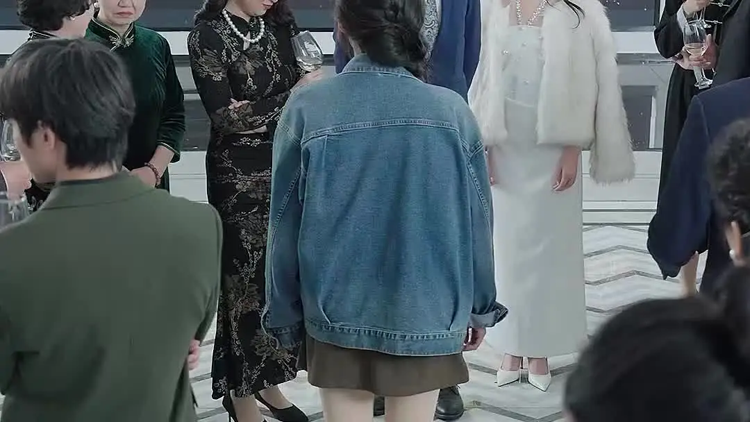 The Denim Girl’s Silent Breakdown