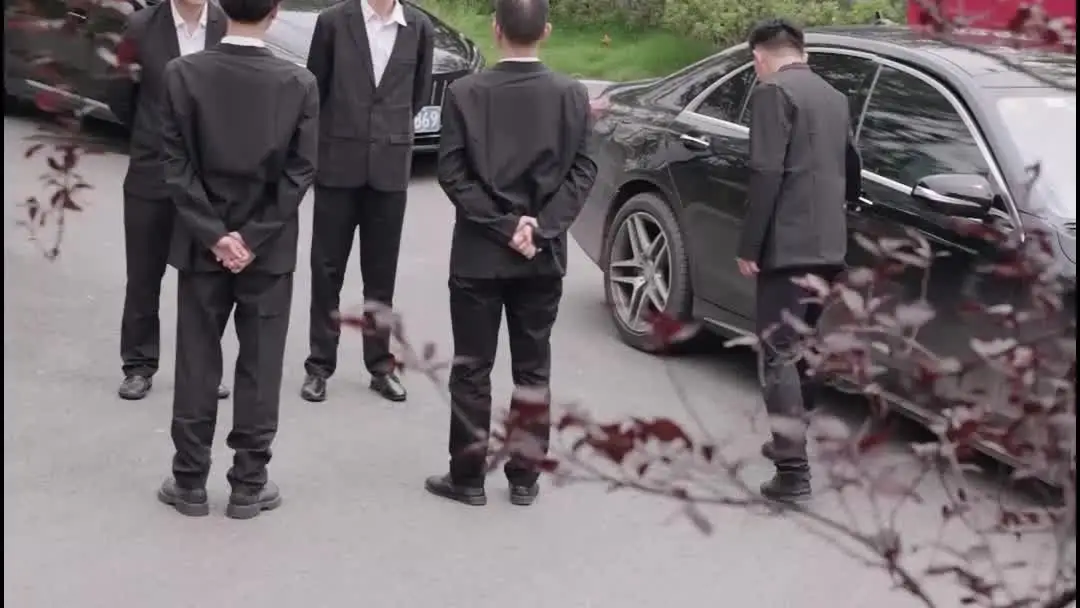 Come back as the Grand Master: The Qipao, the Tote Bag, and the Unspoken War