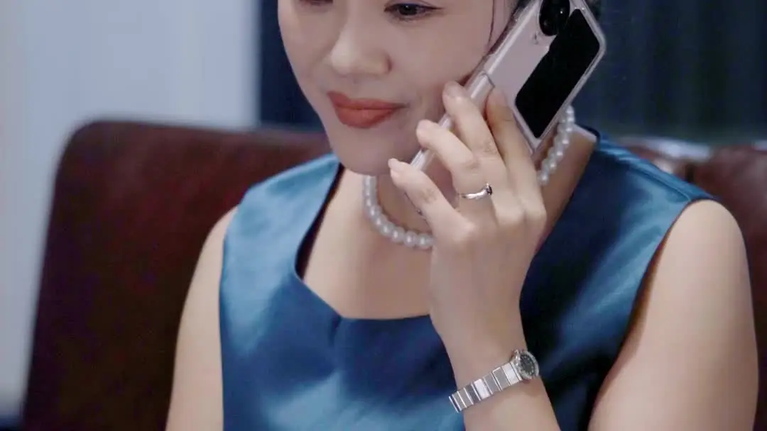 When the Hotel Mirror Lies Back