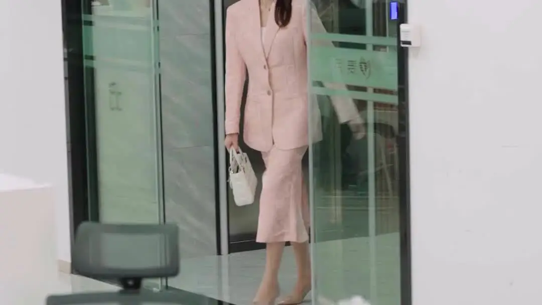 Falling for the Boss: When Lunchboxes Speak Louder Than Words