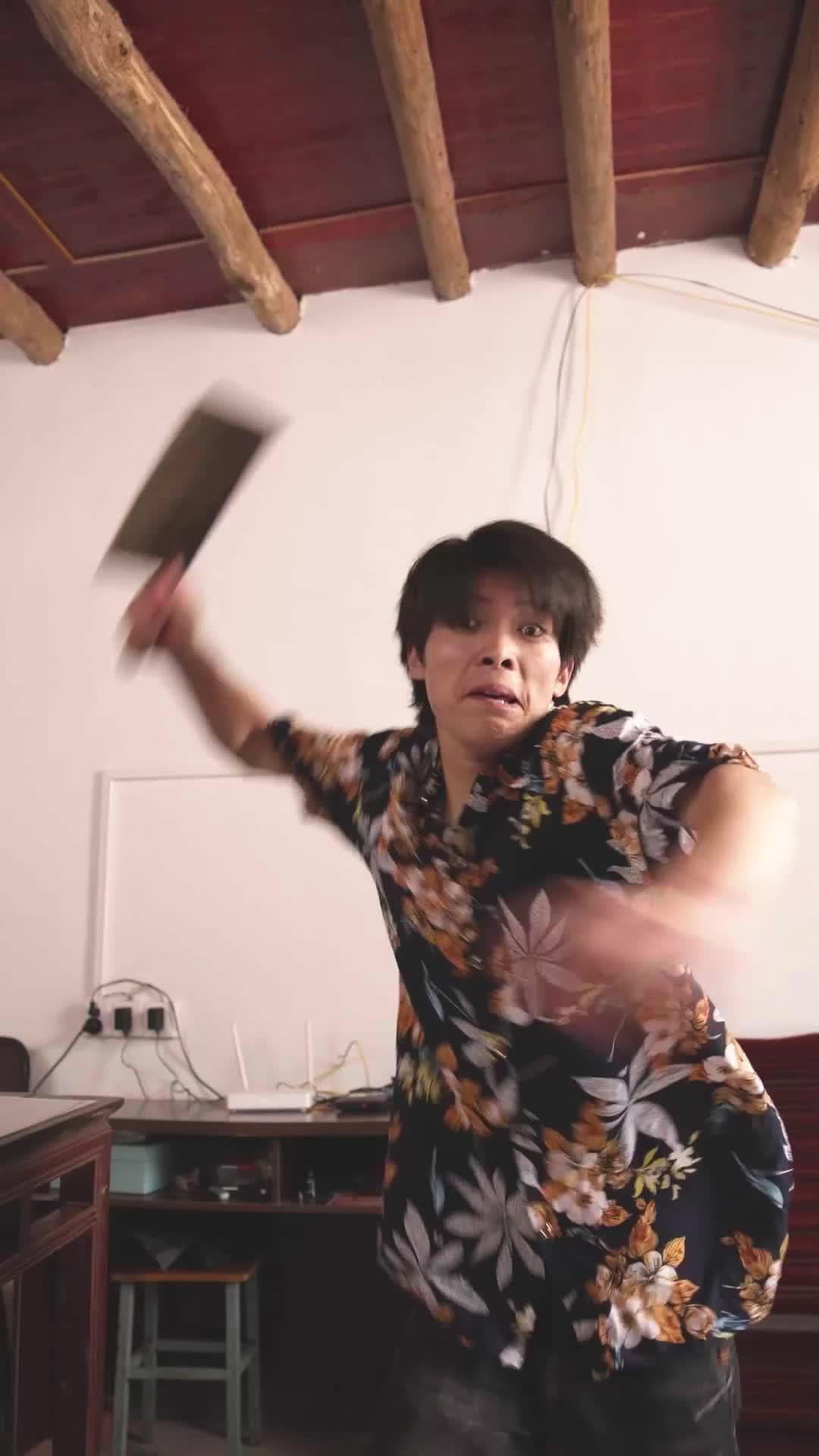 Nona Direktur yang Asli dan Palsu