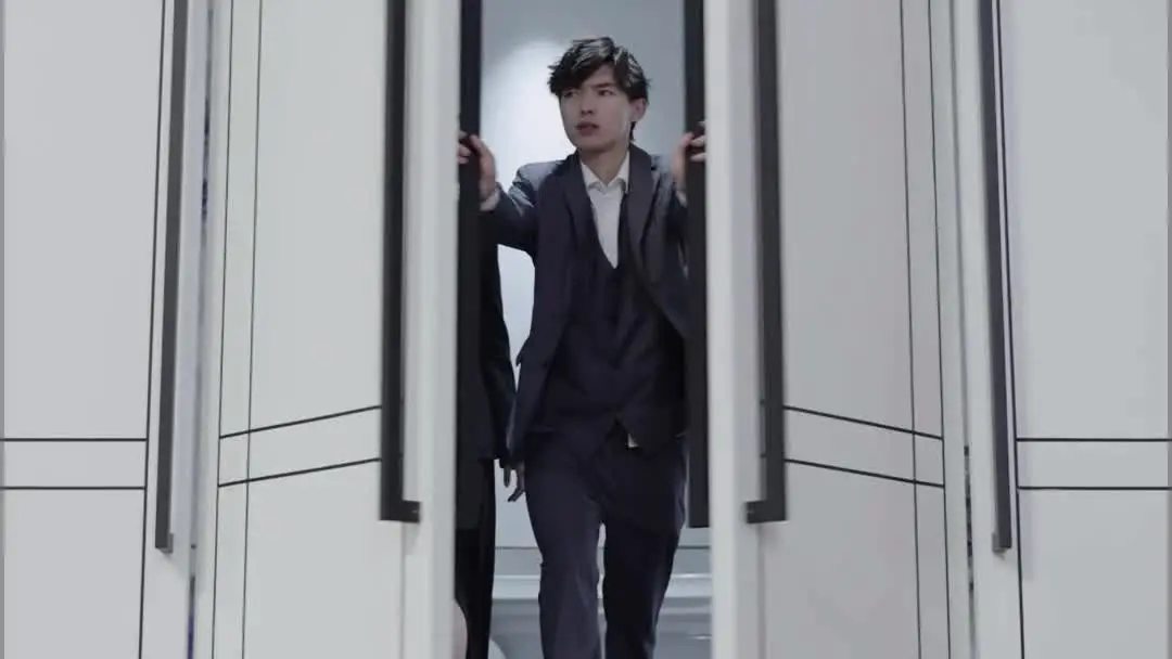 Come back as the Grand Master: When the Slit Dress Hides the Sword