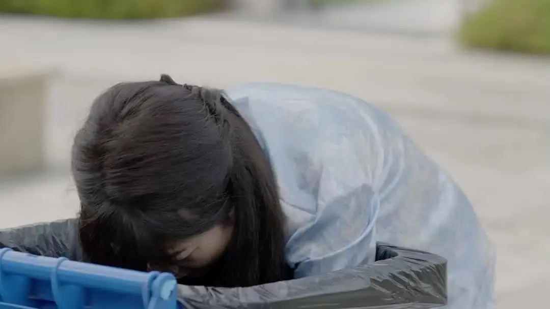 The Silent Heiress: When the Garden Guards Know More Than the Heir