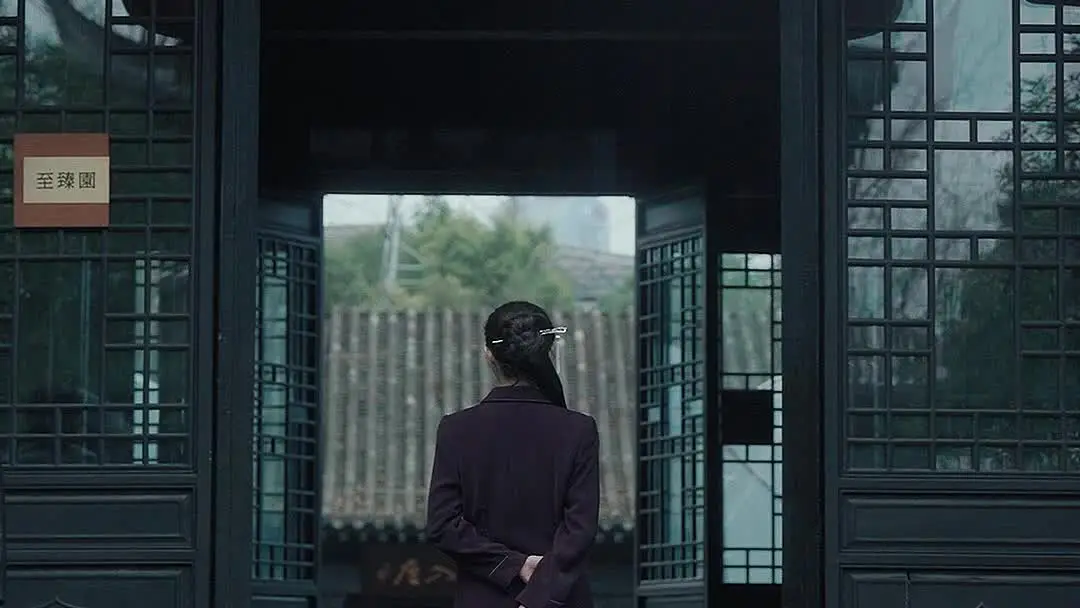 Brave Fighting Mother: When Kneeling Becomes a Language