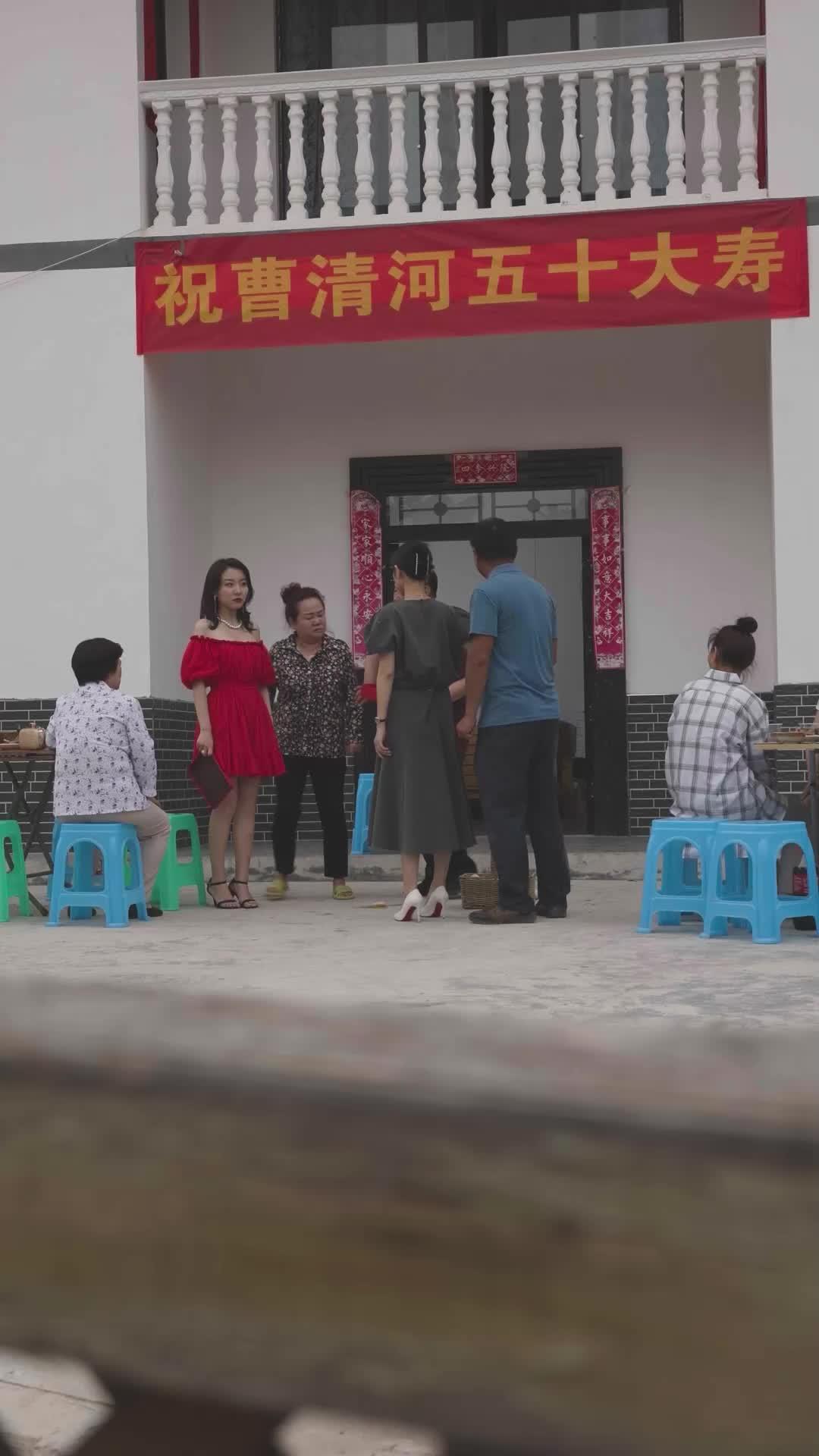 Nona Direktur yang Asli dan Palsu