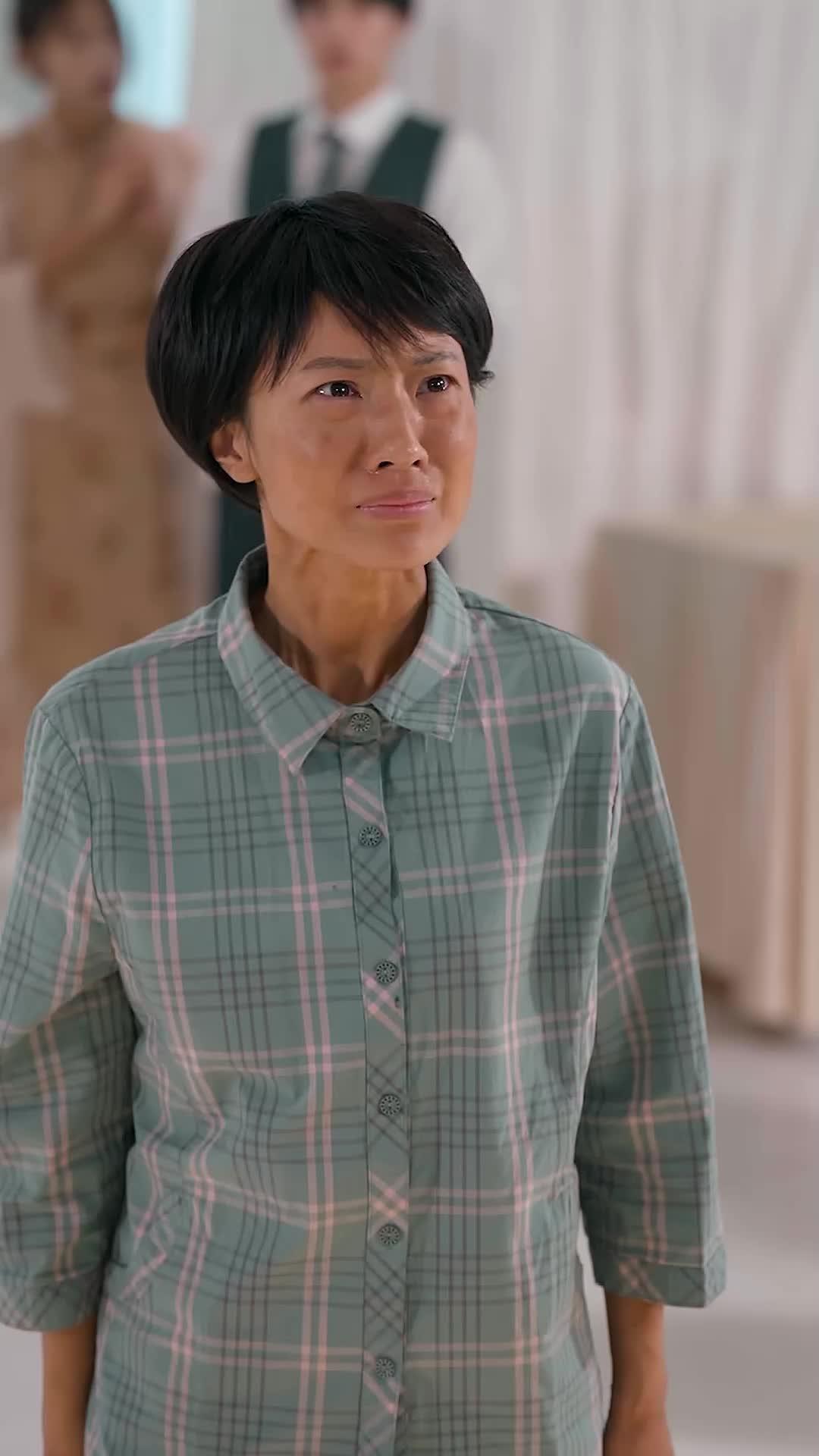 Istri Setia, Penopang Keluarga