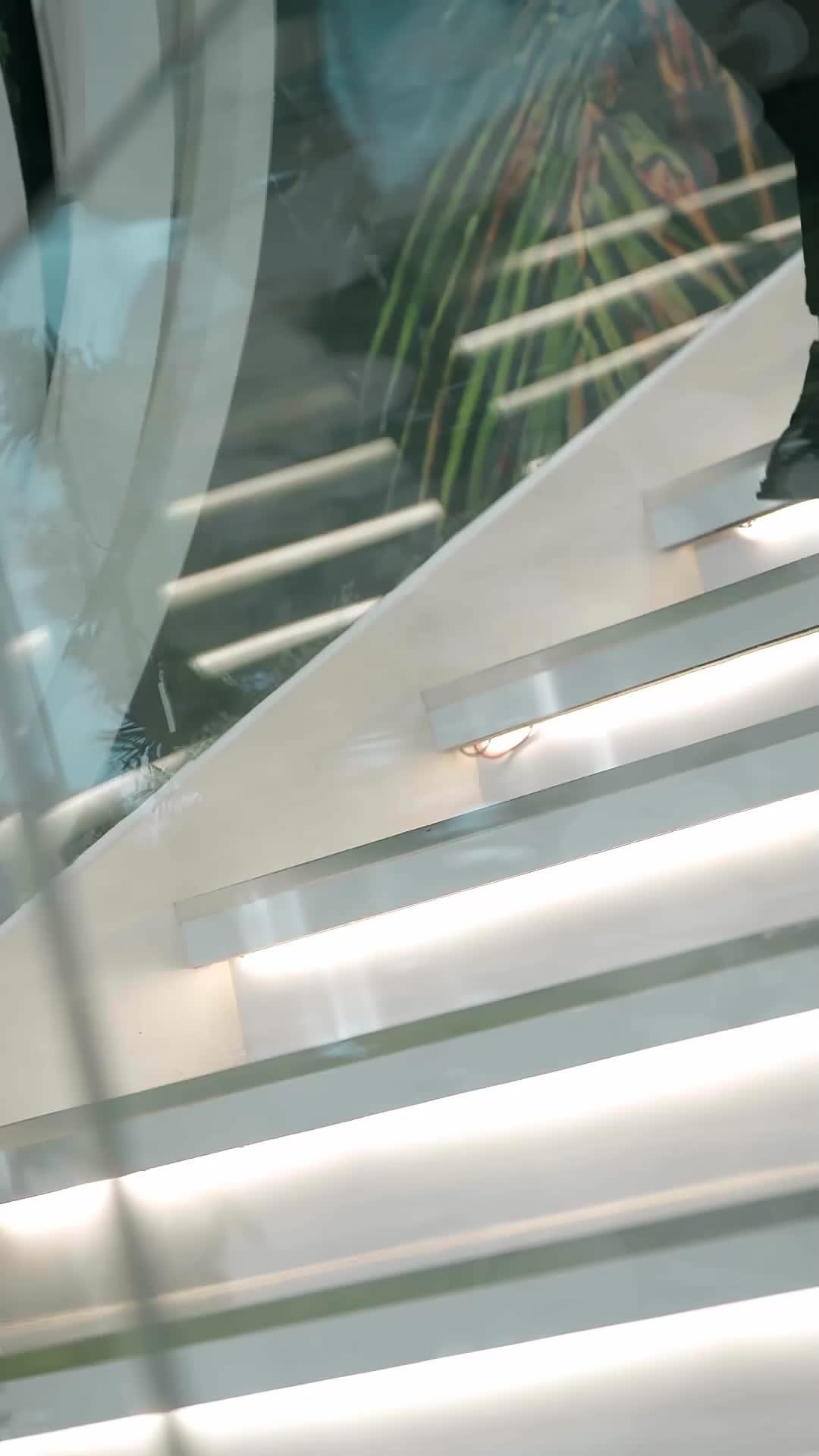 Istri Setia, Penopang Keluarga