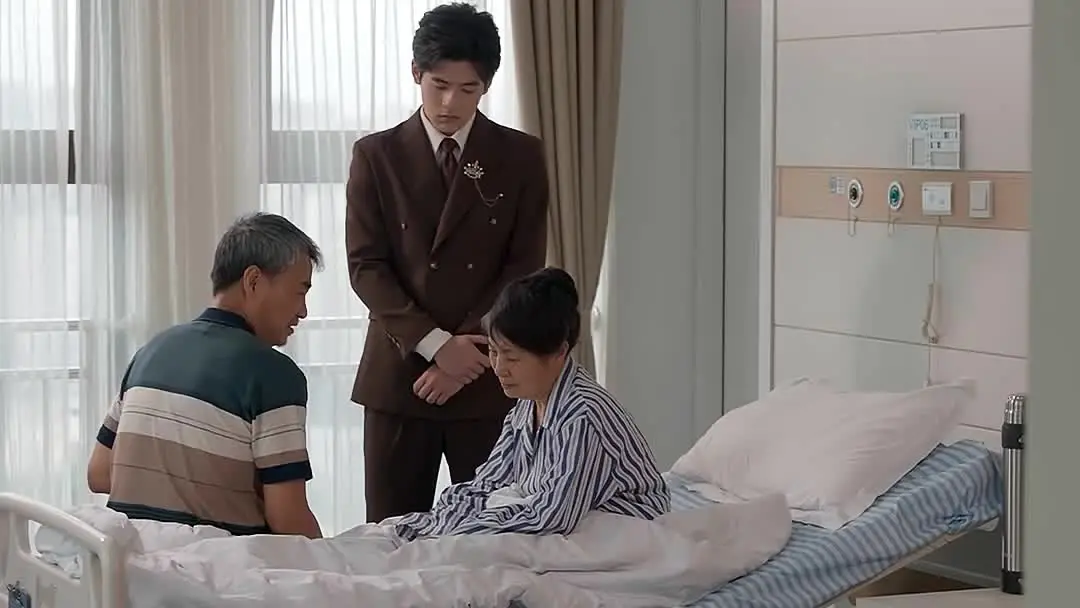 Gone Ex and New Crush: When the Tote Bag Speaks Louder Than Words