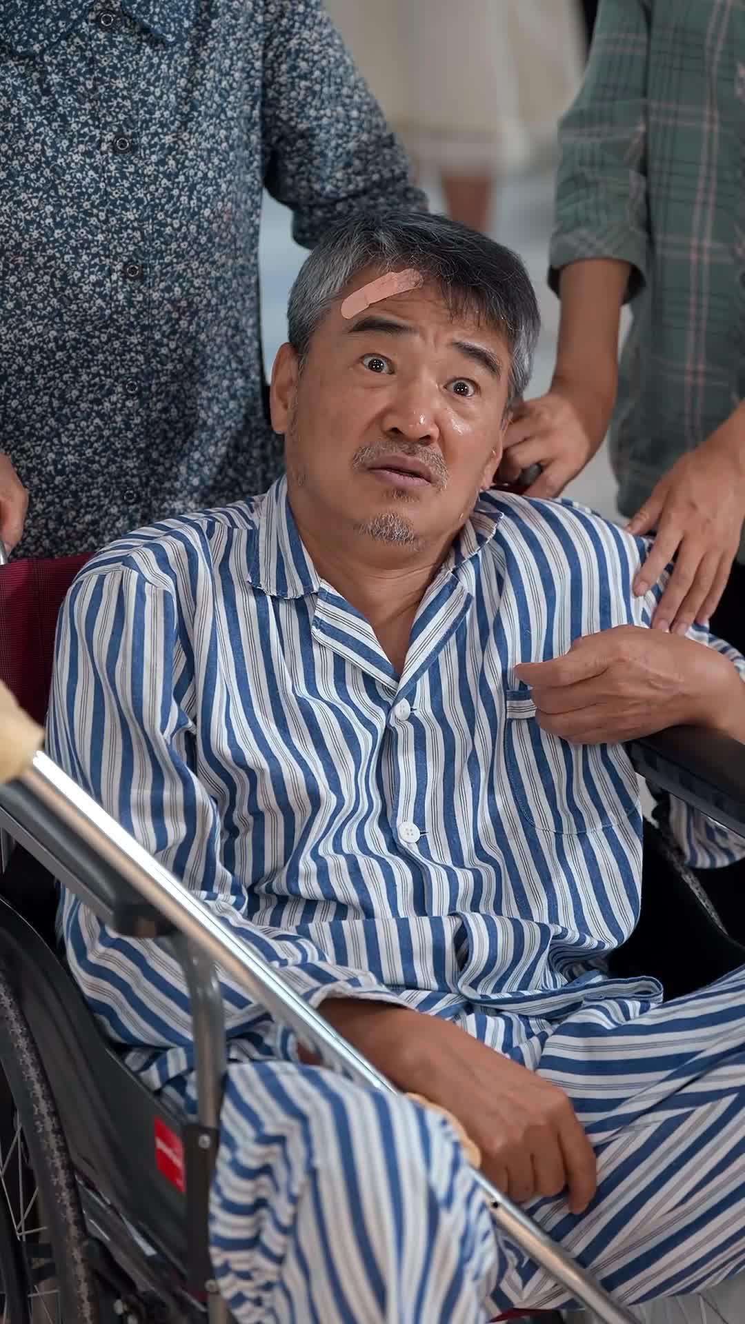 Istri Setia, Penopang Keluarga