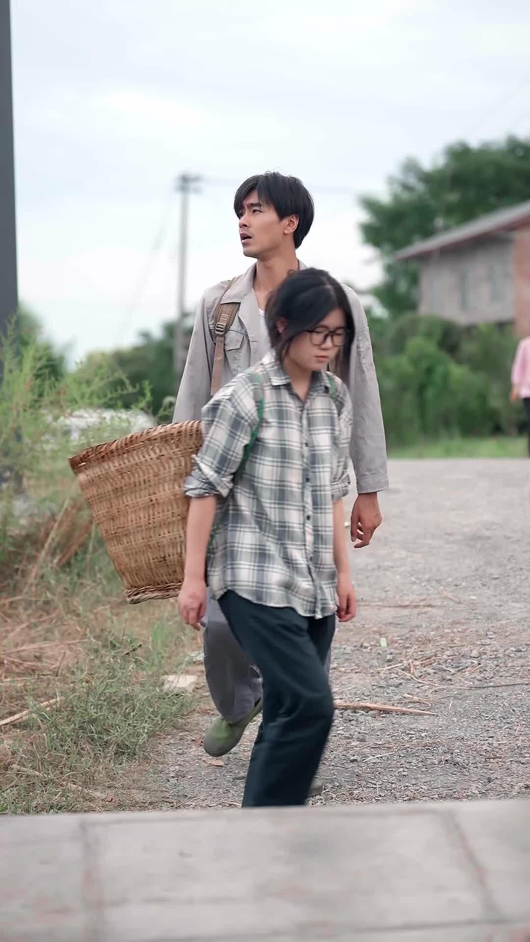 Istri Setia, Penopang Keluarga