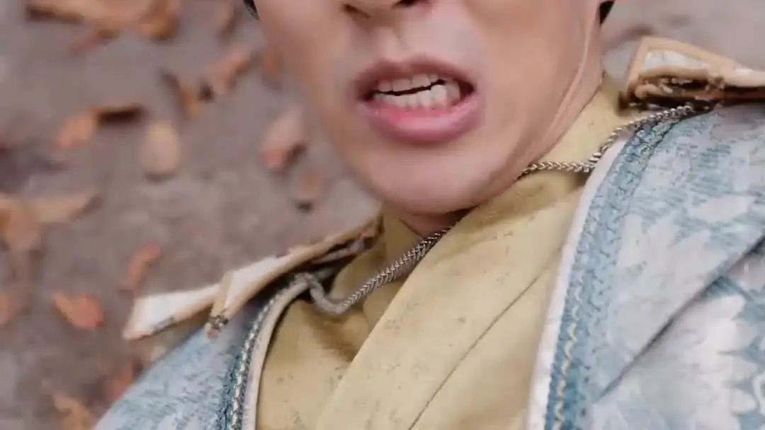 흠생전: 마스크 뒤의 눈, 그리고 금관의 허상