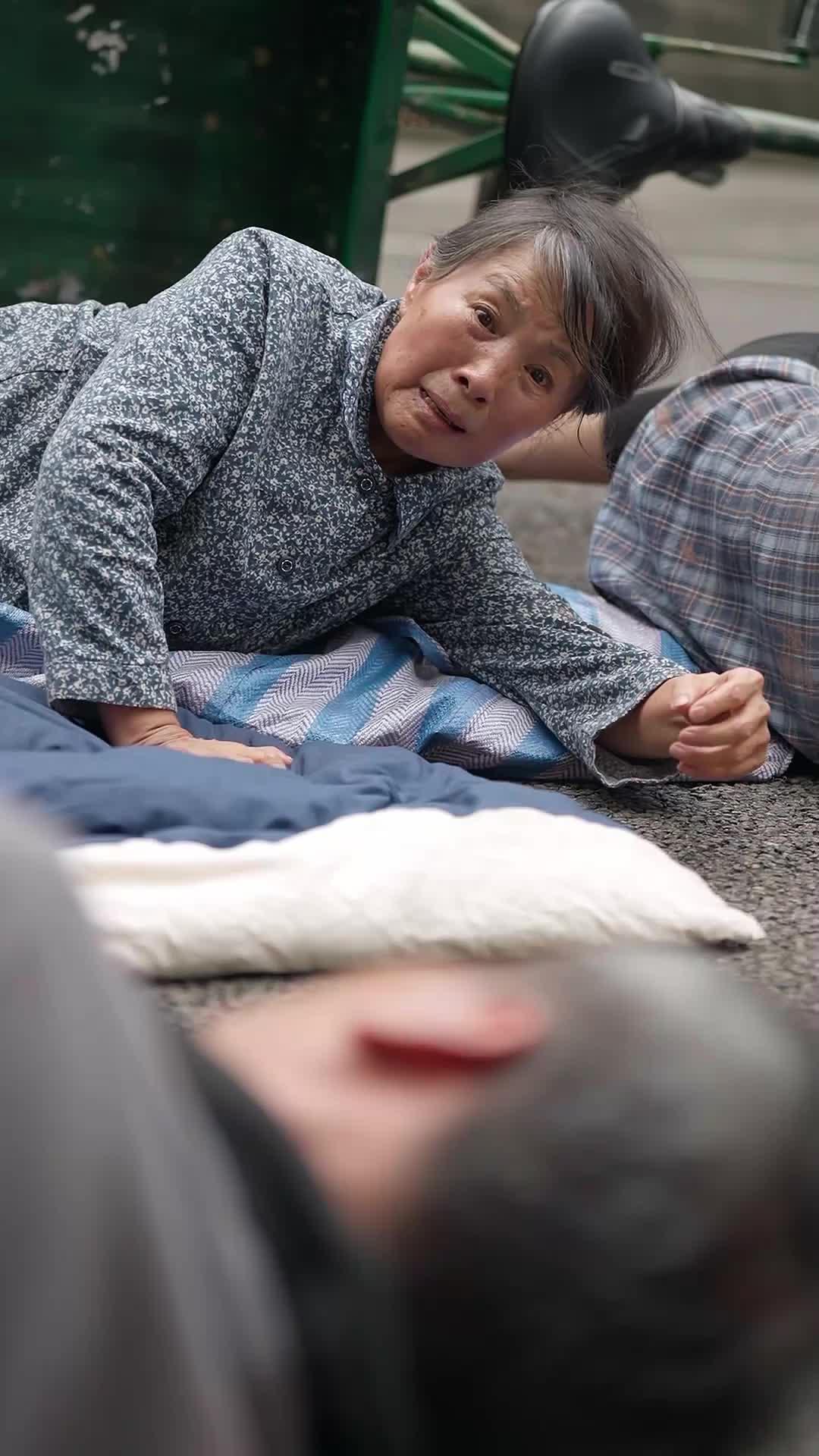 Istri Setia, Penopang Keluarga